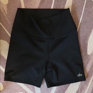 NWOT ALO Yoga 5” Airlift Energy Short